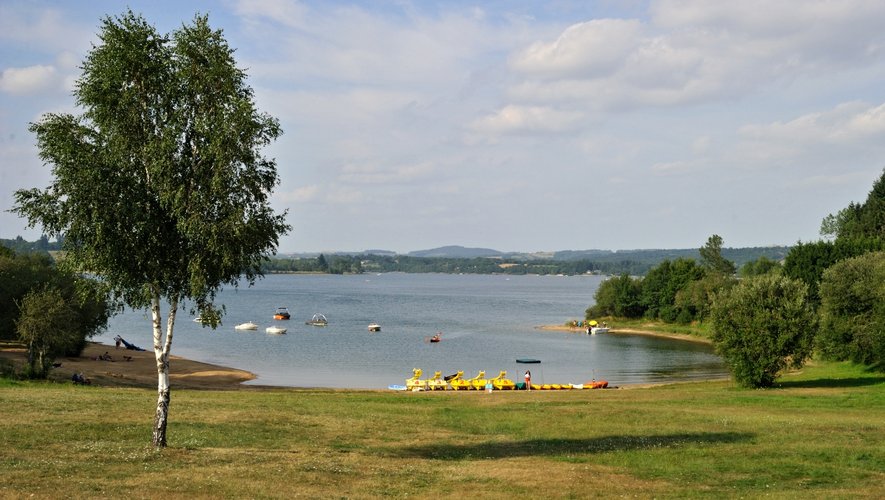 Depuis son emplacement, le campeur peut profiter de cette vue apaisante sur le lac