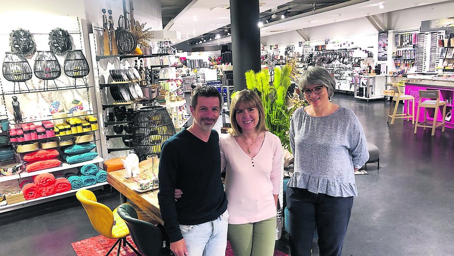 Jean-Michel et Valérie Trébosc, dans leur magasin, en compagnie de Corinne, la vendeuse.