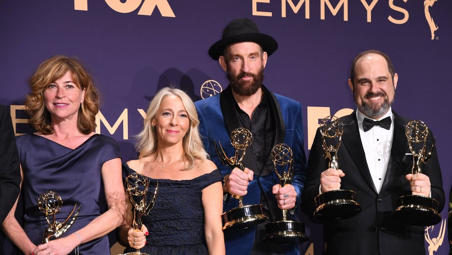 De droite à gauche : Craig Mazin, Johan Renck et les producteurs de "Chernobyl" aux 71ème Emmy Awards en septembre 2019