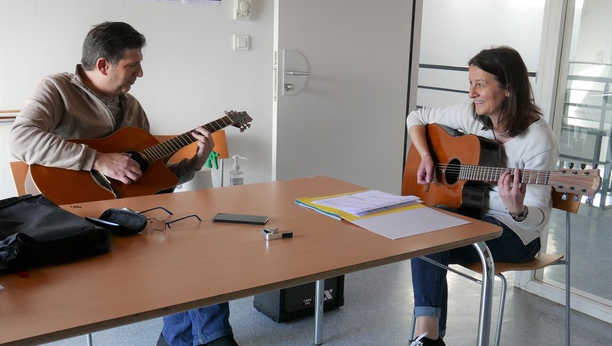 Les cours de guitare sont assurésà la MJC par Arnaud Bouloc.