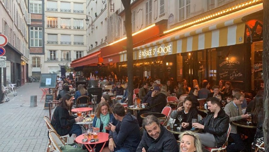 La clientèle a retrouvé ses habitudes à la terrasse du Passage Saint-Honoré à Paris (dans le 1er arrondissement).