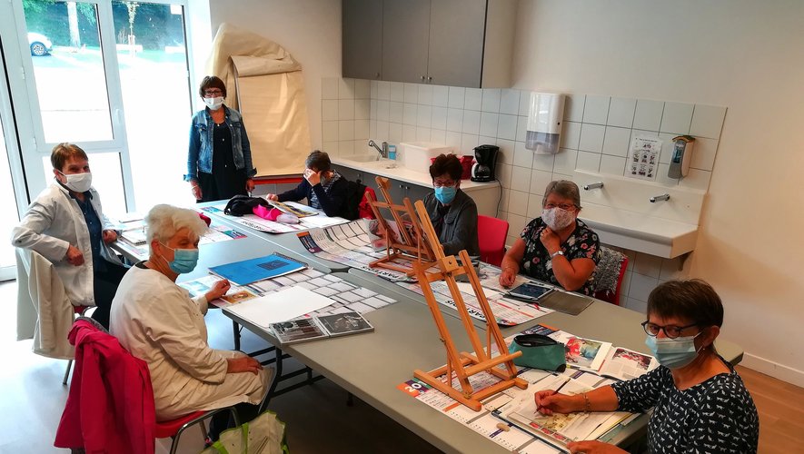 Les participantes lors de  l’atelier d’arts plastiques vendredi dernier.
