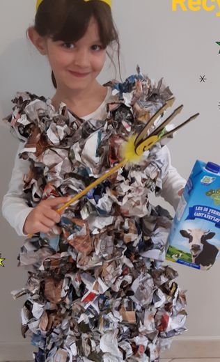 Maëlys et sa robe recyclable.