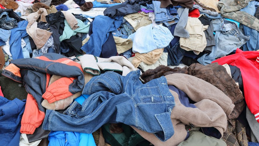 La collecte de vêtements usagés, interrompue en France pendant la période de confinement, reprend progressivement