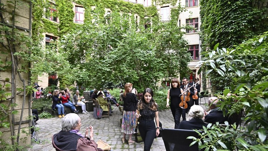 Members of the Staatskapelle Berlin orchestra leave after a so-called 'Hofkonzert' (backyard concert) in Berlin on June 9, 2020.
