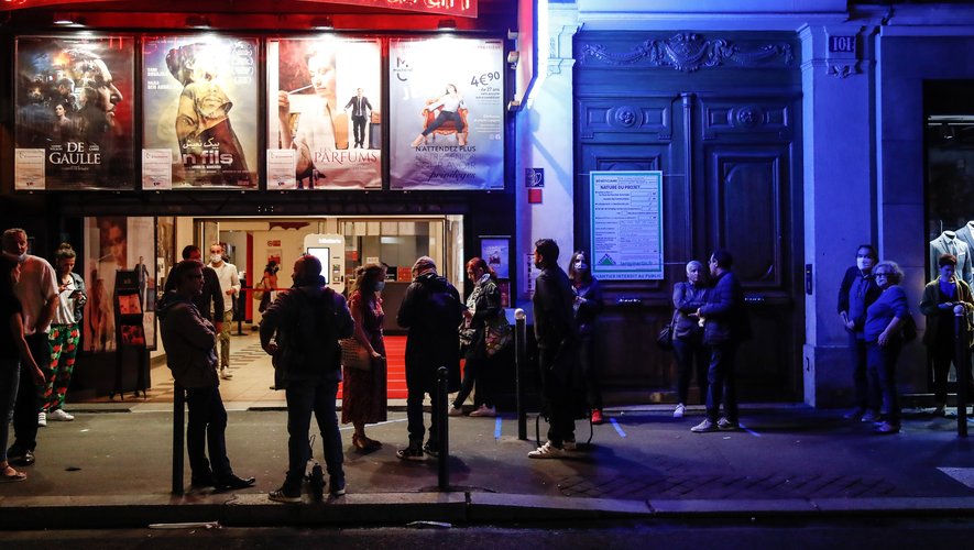 120 cinéphiles parisiens se sont offert une séance dès 00H01, dans un cinéma de Saint-Lazare, pour fêter la réouverture lundi des salles obscures