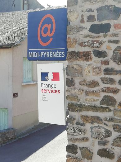L’espace France Services est situéPlace de l’Église à Arvieu.