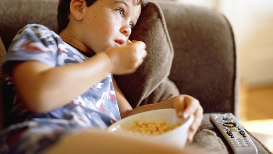 Plus de la moitié des publicités alimentaires vues par des enfants et des adolescents à la télévision concernent des produits gras, salés et sucrés