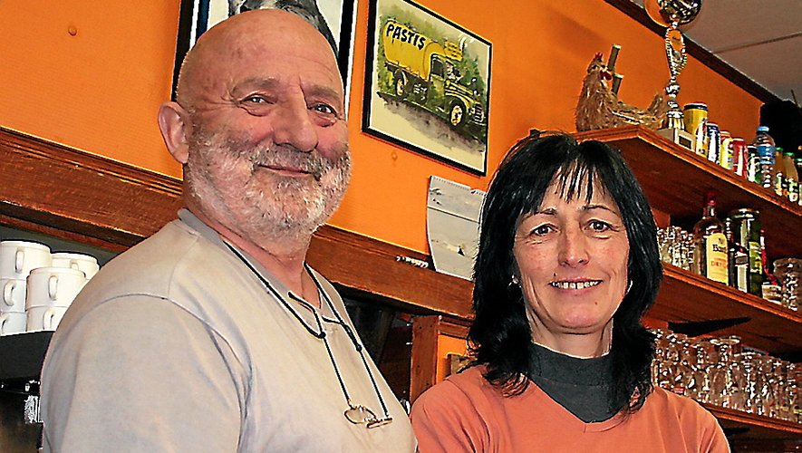Jean-Pierre Garcia avec son épouse Chantal derrière le bar des Chemins Gourmands.