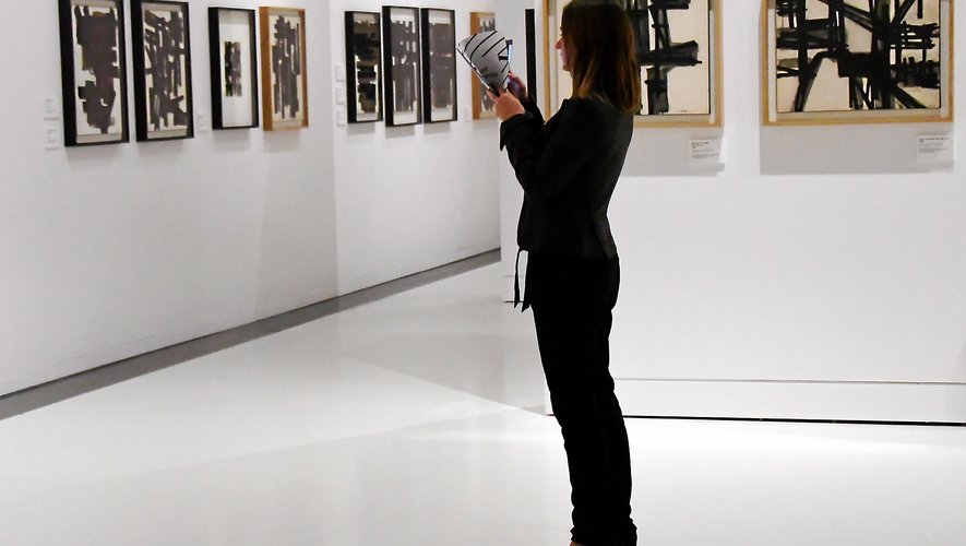 La visite de la collection permanente permet de découvrir les techniques utilisées par Pierre Soulages.