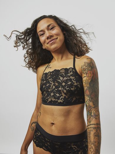 Anaïs, 24 ans, porte une des créations de la collection de lingerie post-mastectomie d'Etam.