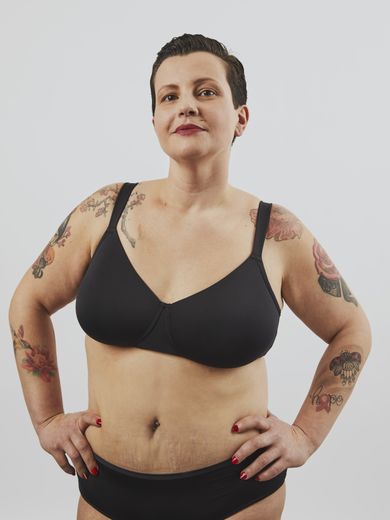 Lydie, 39 ans, porte une des créations de la collection de lingerie post-mastectomie d'Etam.
