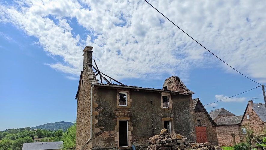 Une maison secondaire a été frappée par la foudre et détruite par l'incendie qui a suivi, à Auzits.