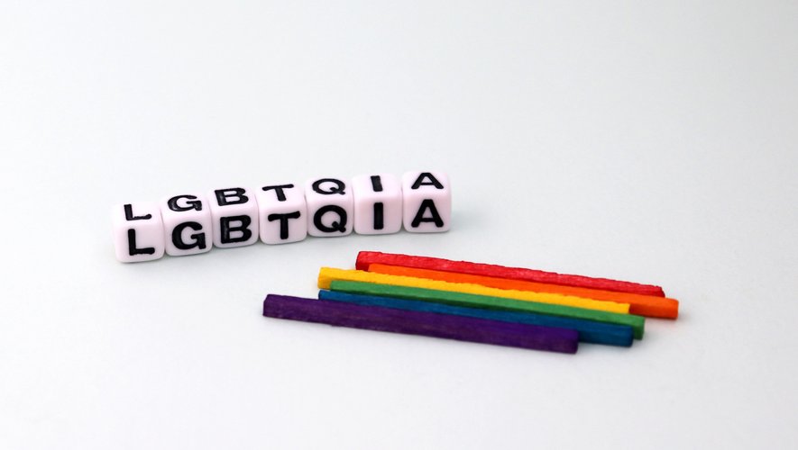 Dans le sigle LGBTQI, le "I" fait référence aux personnes intersexes, c'est-à-dire celles nées avec un corps dont les caractéristiques sexuelles ne correspondent pas aux critères de binarité féminin-masculin instaurés par la société.
