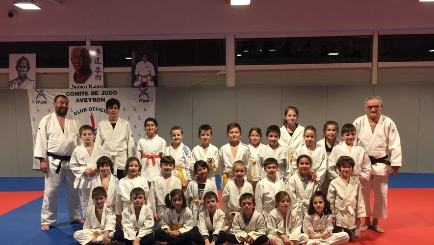 La relève se prépare avec de nombreux jeunes judokas.