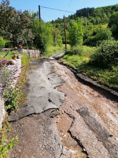 Routes et chemins dévastés à Monteils.