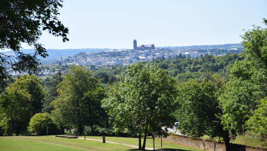 Le parc offre une belle vue sur Rodez.
