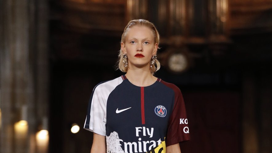 Le label Koché a présenté plusieurs réinterprétations du maillot du PSG à la Fashion Week de Paris en septembre 2017.