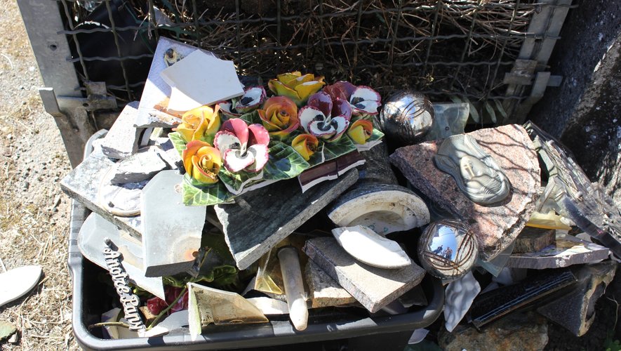 Une caisse remplie d'objets funéraires détruits.