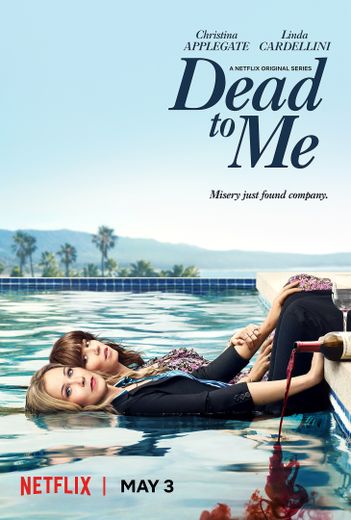 "Dead to Me" a été produit par Gloria Sanchez Productions, également à l'origine du succès de "Hustlers" et de "Booksmart"