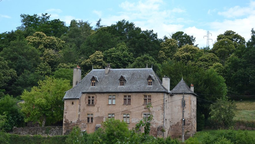 Le château domine la Mouline.