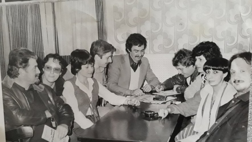 Le comité des fêtes en réunion au bar chez Derruau, milieu années 1970.