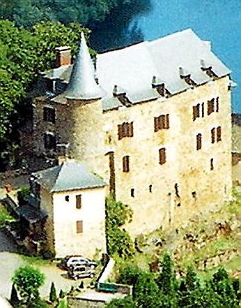 Le château de Gironde domine la belle vallée du Lot.