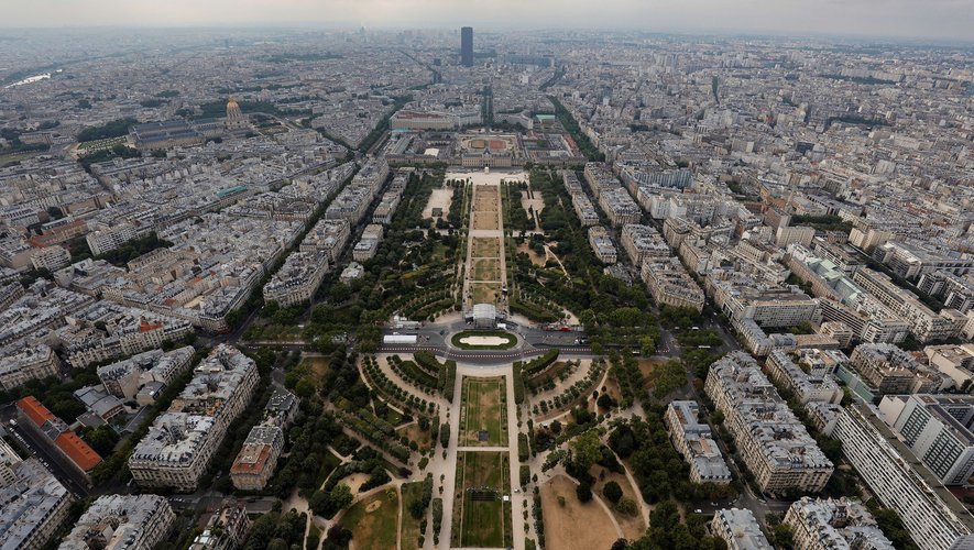 Un "Grand Palais éphémère" destiné à accueillir les événements habituellement organisés dans le bâtiment historique est en cours de montage sur le Champ-de-Mars.