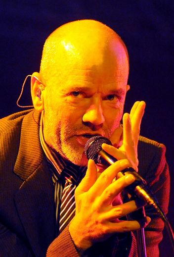 Michael Stipe, le chanteur du groupe américain R.E.M., sur scène, le 29 octobre 2008 à Bogota.