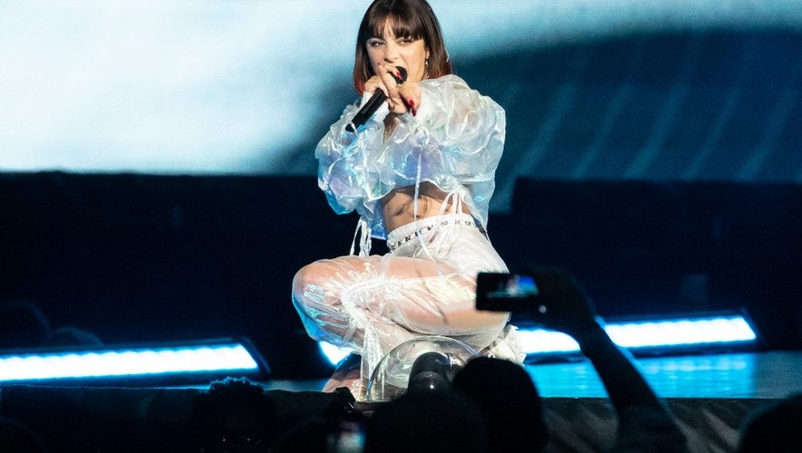 Charli XCX sur la scène du NRG Stadium de Houston (Texas), le 29 septembre 2018, en première partie de Taylor Swift.