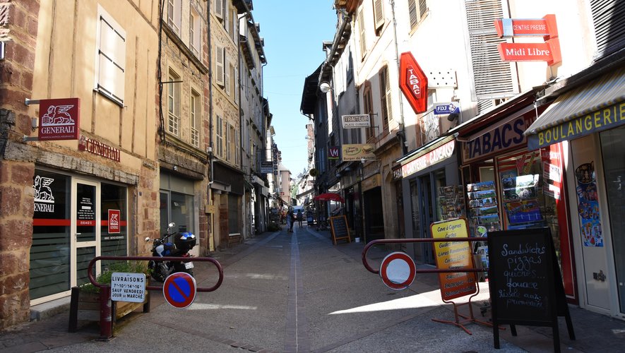 Aujourd’hui piétonne, la rue Droite est  entièrement dédiée au commerce de proximité.