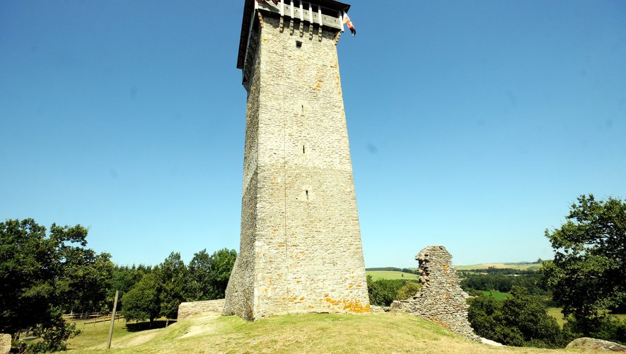 La tour millénaire de Peyrebrune domine la vallée de l'Alrance et son lac. 