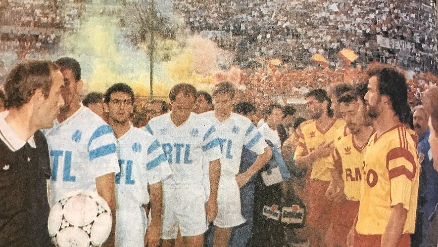L’entrée des joueurs sur la pelouse du Vélodrome ce dimanche 2 juin 1991, devant 29 022 spectateurs officiellement, dont environ 5 à 6000 Aveyronnais. 