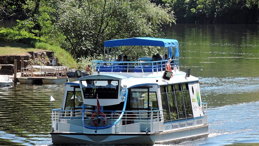 Le bateau L’Olt offre une agréable et bienfaisante respiration sur les eaux de la rivière Lot.