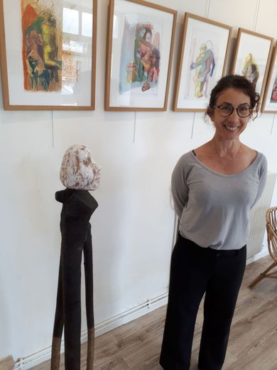 Rosella Fida, artiste sculpteur, accueille  les visiteurs tous les après-midis en cette fin de mois.