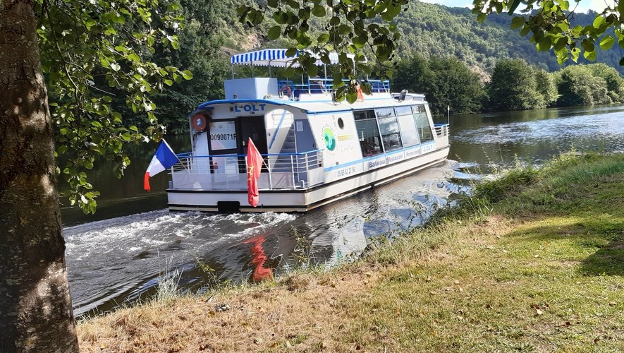 Au départ de Flagnac, le bateau Olt est l’unique bateau promenade sur la rivière Lot en Aveyron.