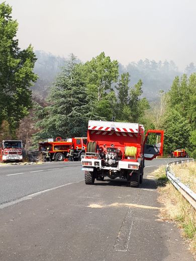Le feu de forêt se situe en bordure de l'A75 et de la RD 809.