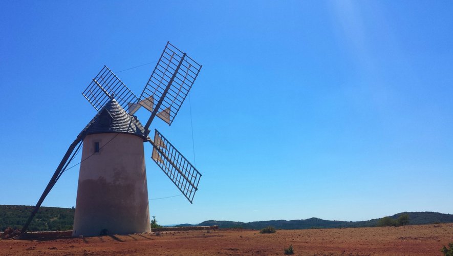 Au-dessus de La Couvertoirade, un air un rien Don Quichotte  avec ce moulin.