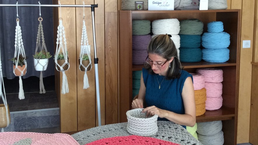 À Entraygues-sur-Truyère, Alexia Lelièvre-Braconnot donne du "crochet" à la décoration