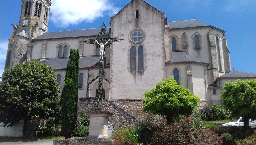L’imposante église de Saint-Salvadou.