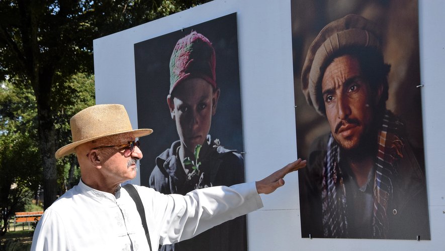 Reza devant le portrait du commandant Massoud.
