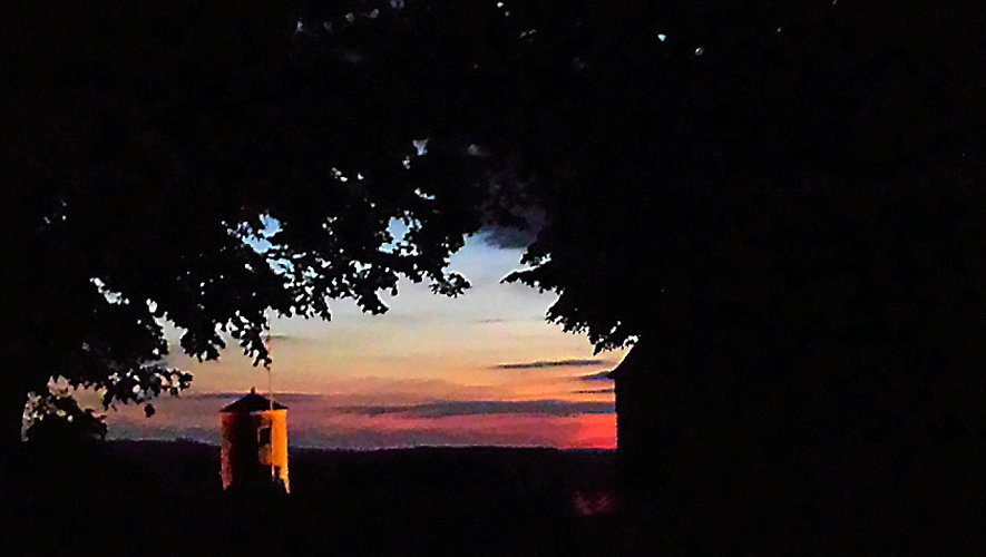 La lumière du soir jouant avec tours et remparts du château de Sévérac.