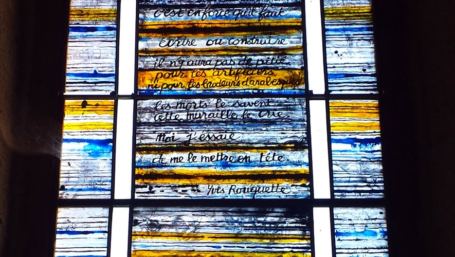Les vitraux de l'église, ornés de textes de Marie Rouanet et d'Yves Rouquette.