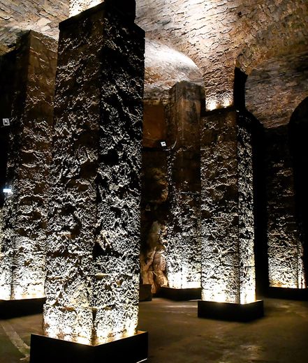 Des caves construites contre le colosse calcaire.