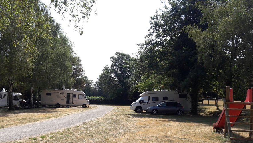 Loin des campings surpeuplés, la petite aire de camping-cars accueille les amateurs de vacances paisibles