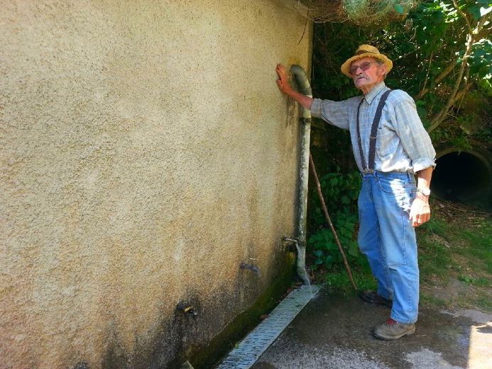 Guy, 82 ans, et l'eau miraculeuse de Saint-Méen.