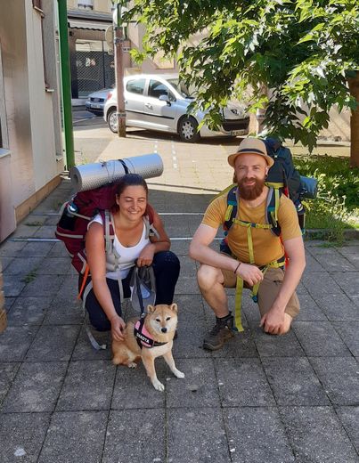 Un couple de Belges, avec leur chien "Dakota", qui s’est présenté à l’office de tourisme de Decazeville dès juin.