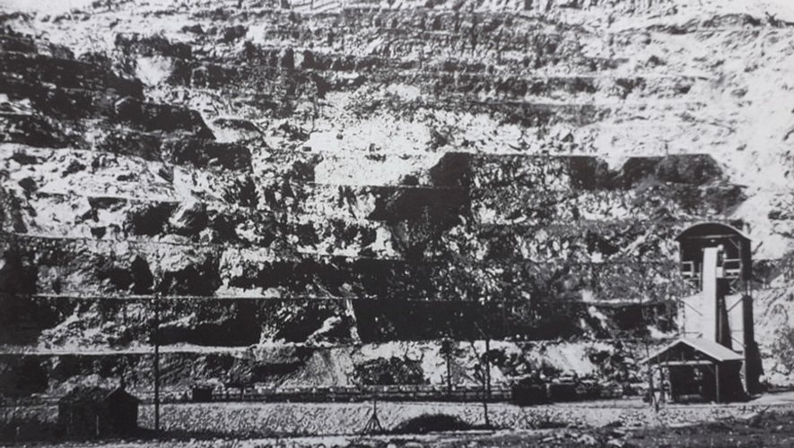 La découverte de Combes avec à droite le chevalement du puits de mine Raoul utilisé de 1875 à 1931.