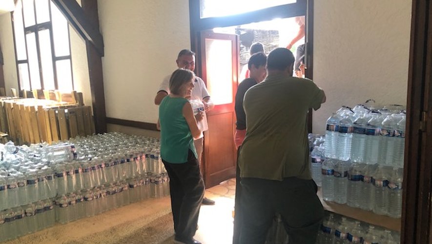 Les élus assurent la distribution d’eau aux habitants.