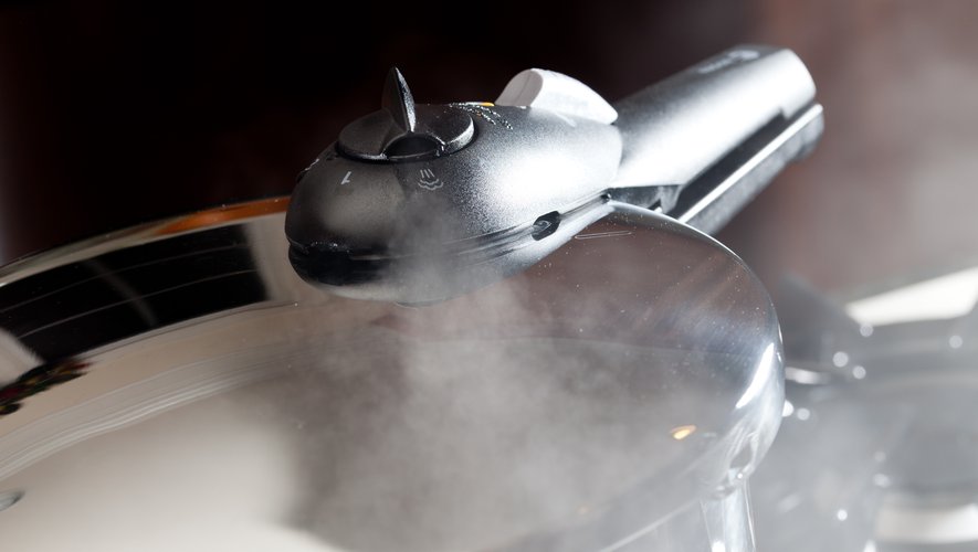 La méthode testée fonctionne grâce à un cycle de cuisson, qui maintient le contenu de la cuisinière à environ 100 degrés Celsius pendant 50 minutes et permet de décontaminer l'intérieur et l'extérieur des masques.